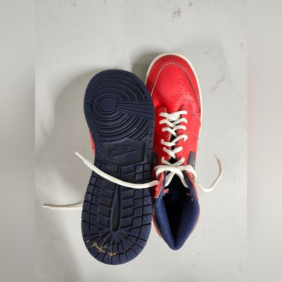 Nike Air Jordan 1 Retro Red - Picture 3 of 7